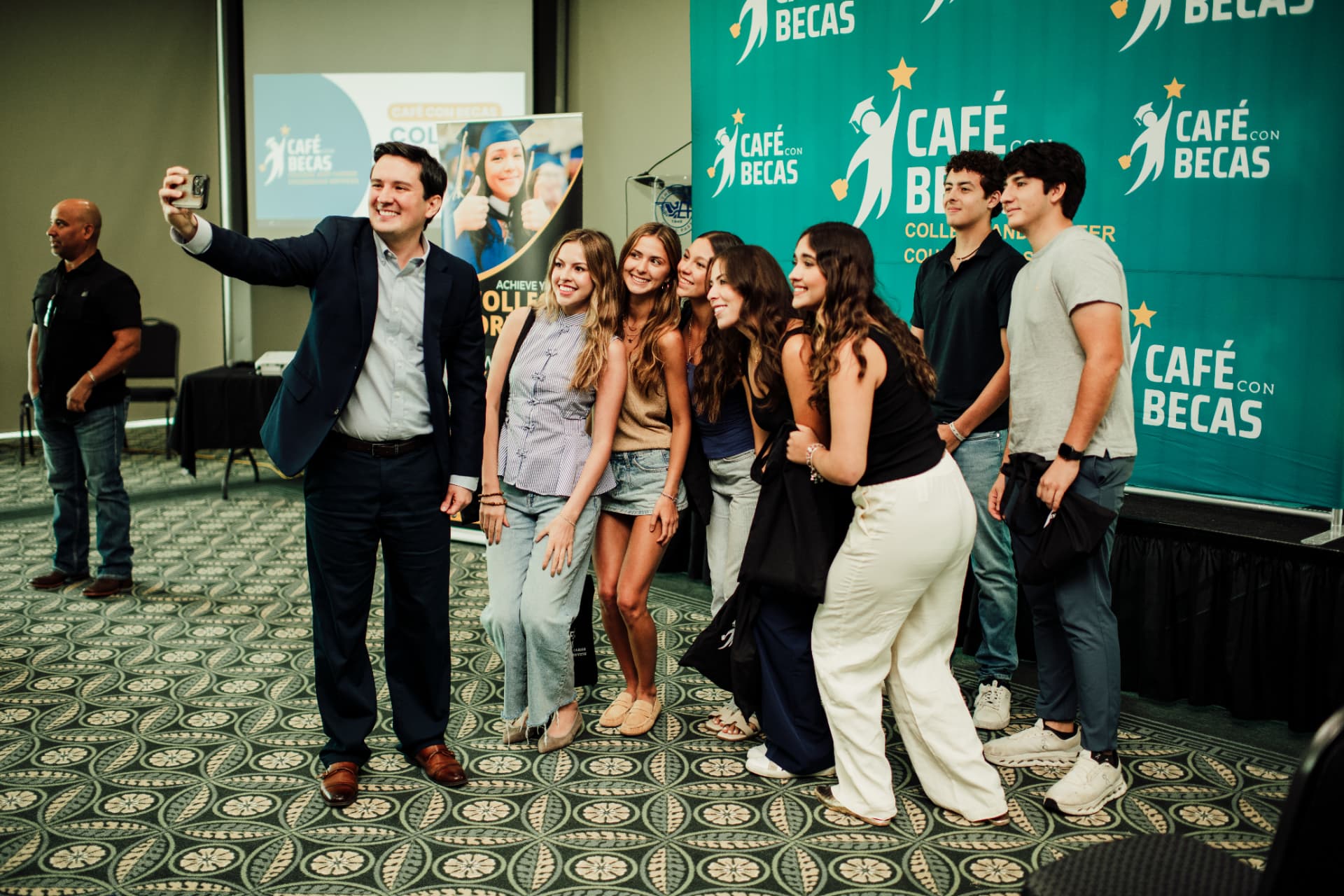 Estudiantes de Café con Becas en un evento de la Academia de Becas